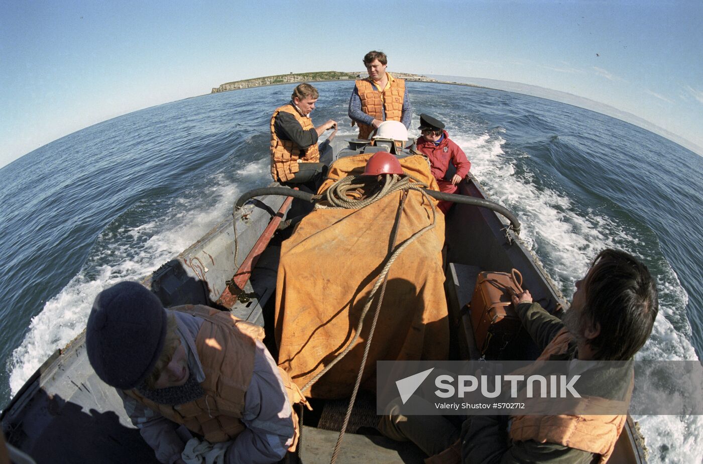 Soviet ecologists head for Tyuleny Island