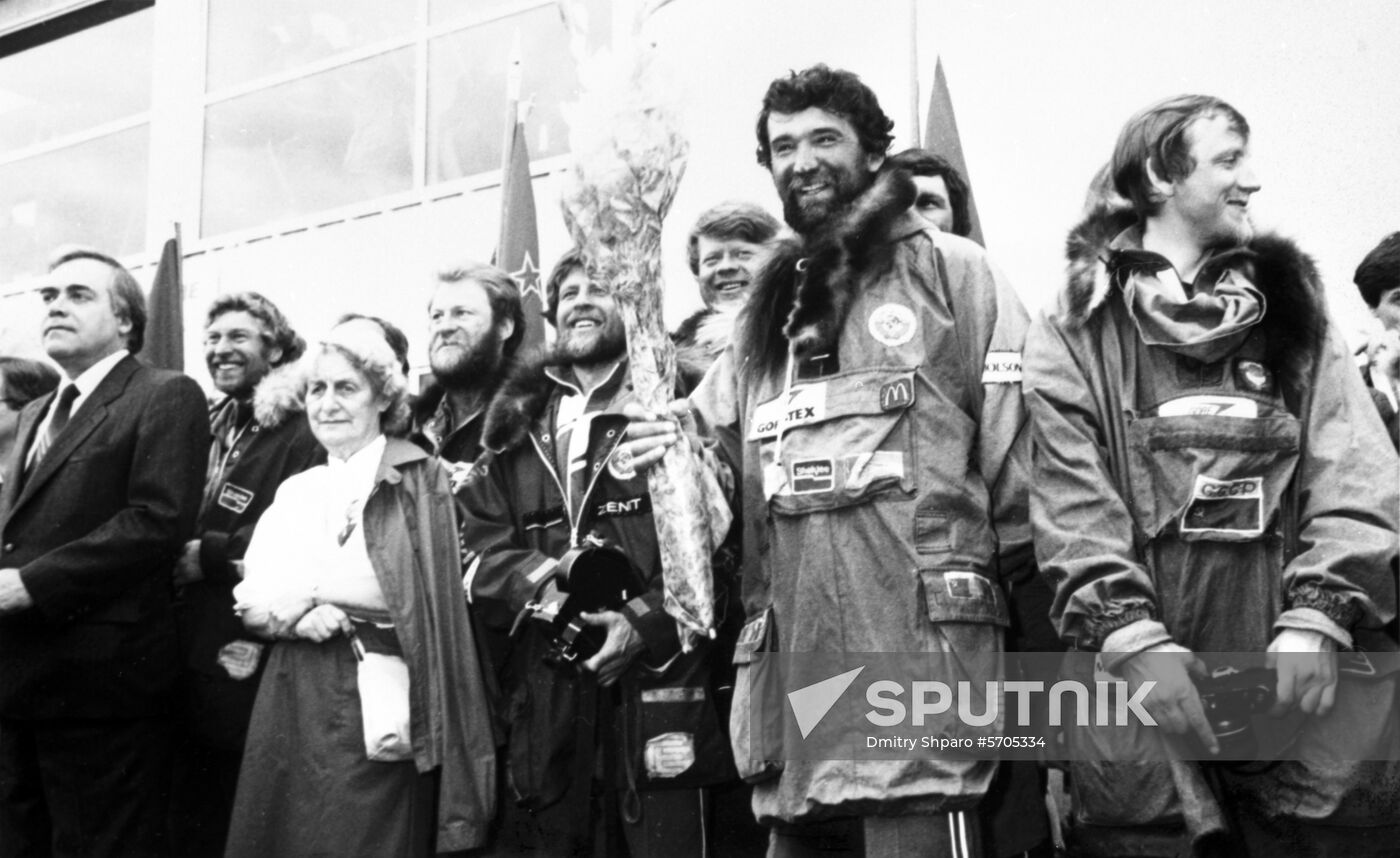 International skiing expedition USSR-North Pole-Canada