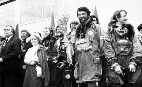 International skiing expedition USSR-North Pole-Canada