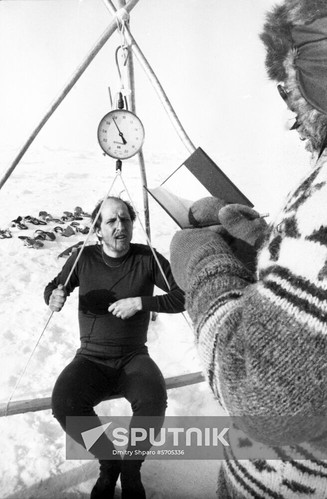 International skiing expedition USSR-North Pole-Canada