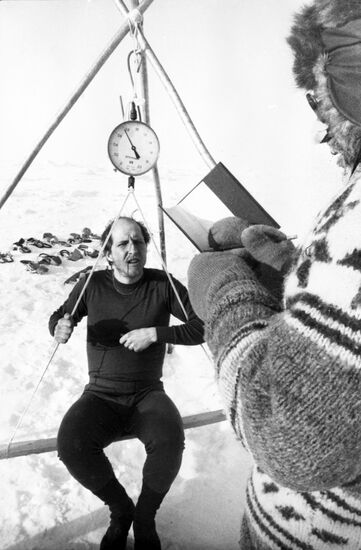 International skiing expedition USSR-North Pole-Canada