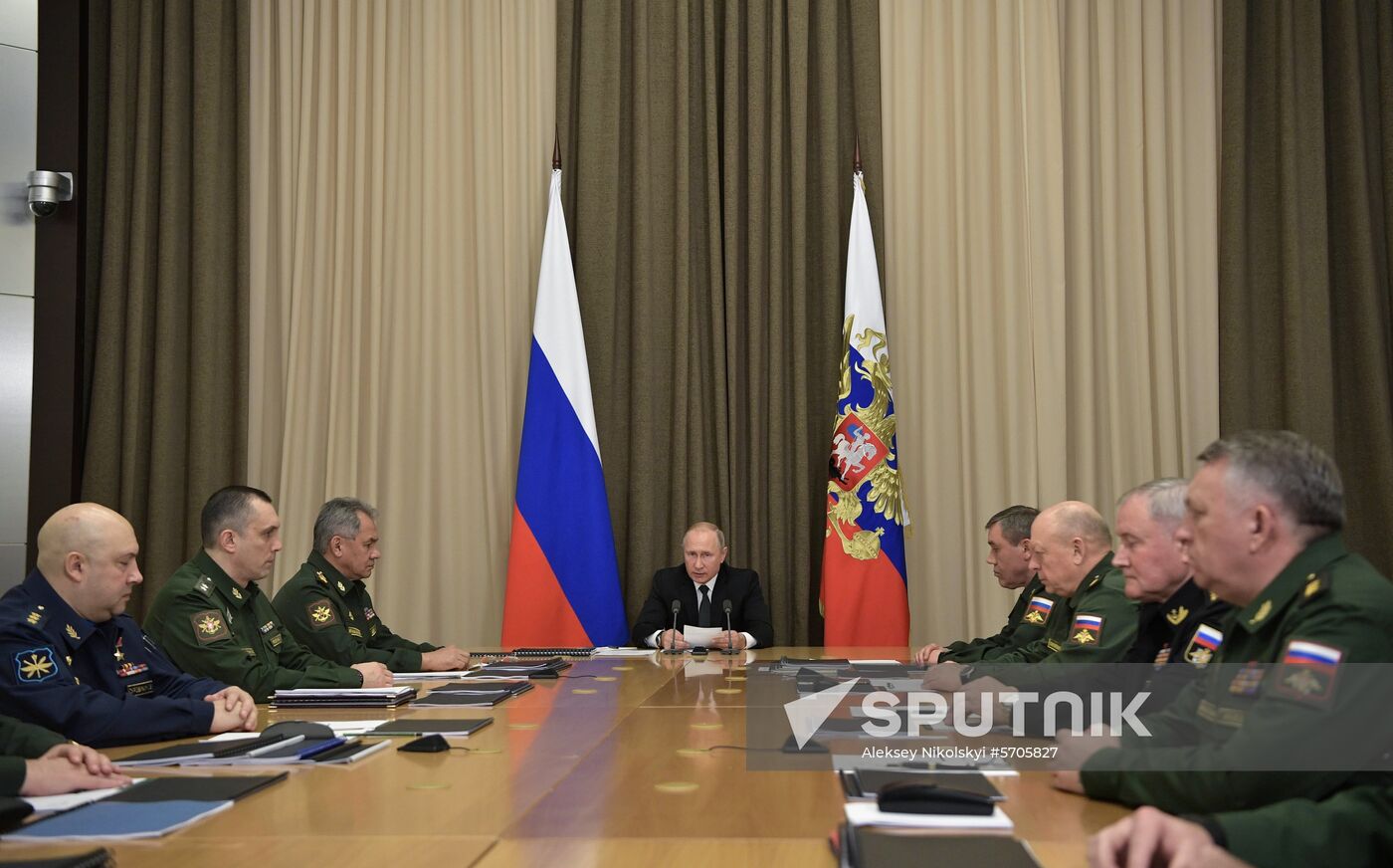 President Putin holds meeting with Russian Defense Ministry's top officials