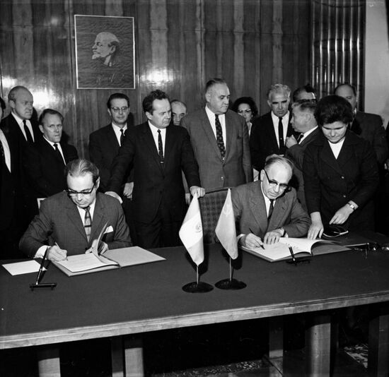 Signing trade agreement between USSR and Republic of Peru