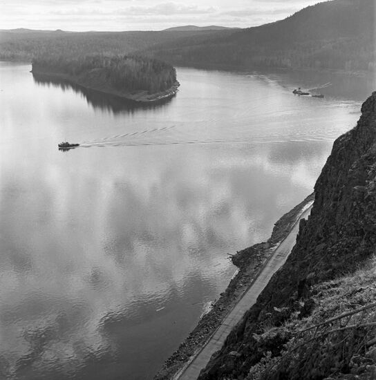 Constructing Ust-Ilimsk Hydroelectric Power Station