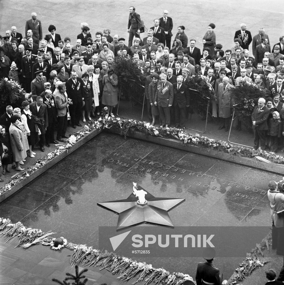 Minute of silence at Tomb of Unknown Soldier