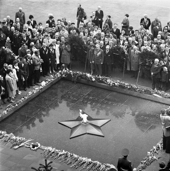 Minute of silence at Tomb of Unknown Soldier
