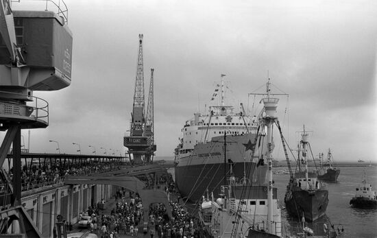 Whale factory ship "Sovetskaya Ukraina"