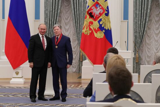 President Putin presents state awards