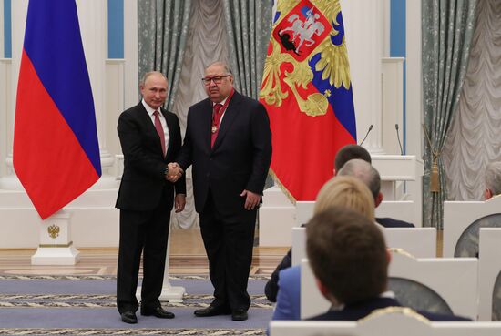 President Putin presents state awards