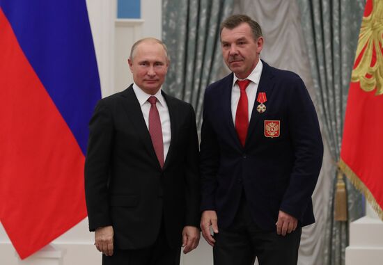 President Putin presents state awards