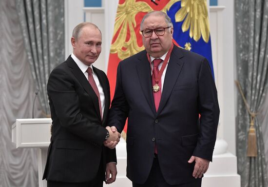 President Putin presents state awards