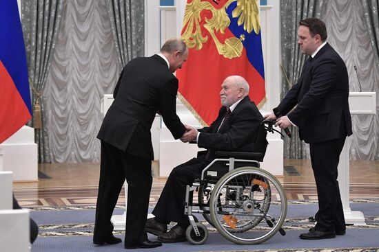 President Putin presents state awards
