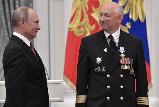 President Putin presents state awards