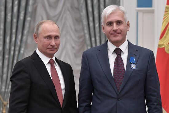 President Putin presents state awards
