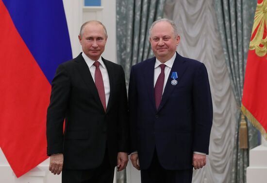 President Putin presents state awards