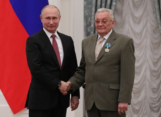 President Putin presents state awards