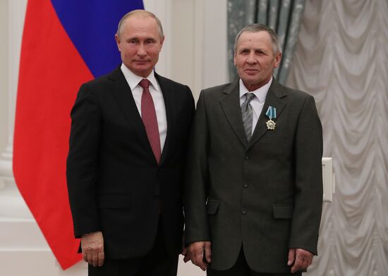 President Putin presents state awards