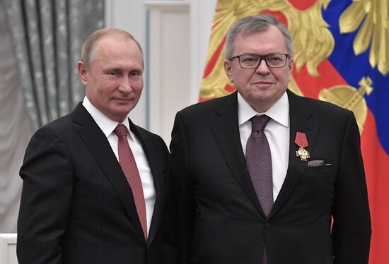 President Putin presents state awards