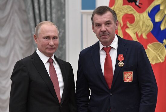 President Putin presents state awards