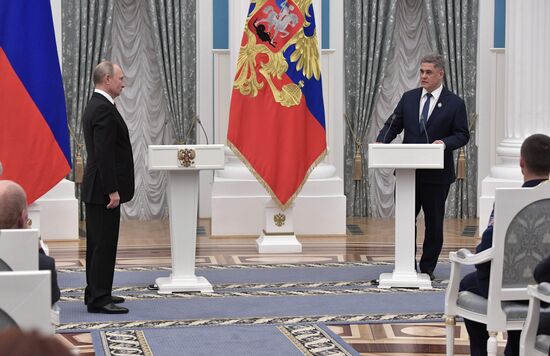 President Putin presents state awards
