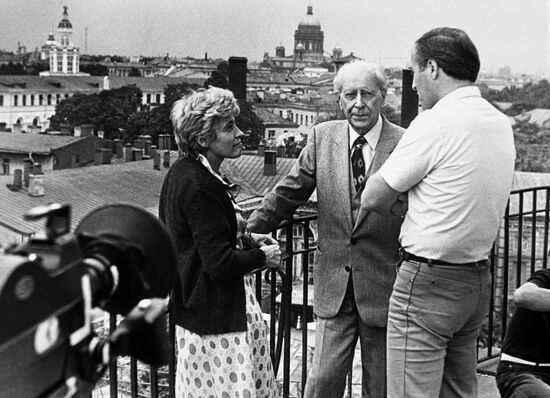 Documentary filmmaker Maria Goldovskaya and philologist Dmitry Likhachyov