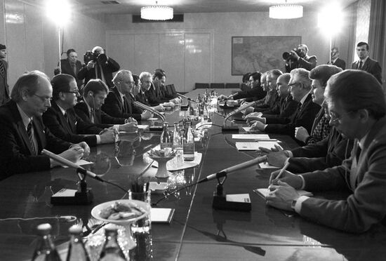 Finnish parliament delegation visits Soviet Union