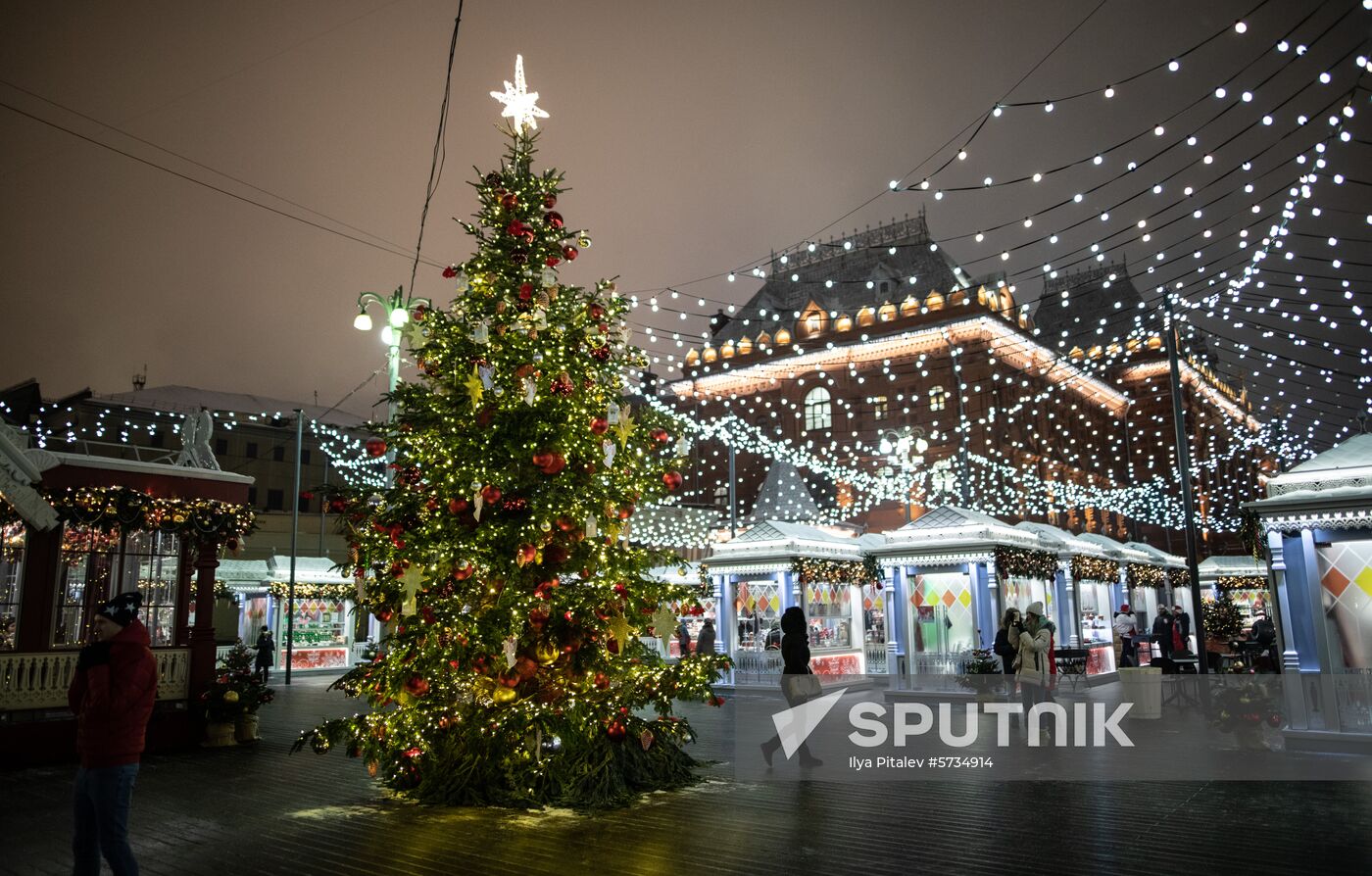 A New Year tree decorated with toys is installed at the Manezhnaya Square ahead of the New Year, in Moscow, Russia. Location: Russia, Moscow. Author: Ilya Pitalev/Sputnik. Russia New Year Preparations