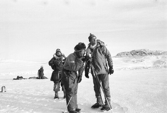International skiing expedition USSR-North Pole-Canada