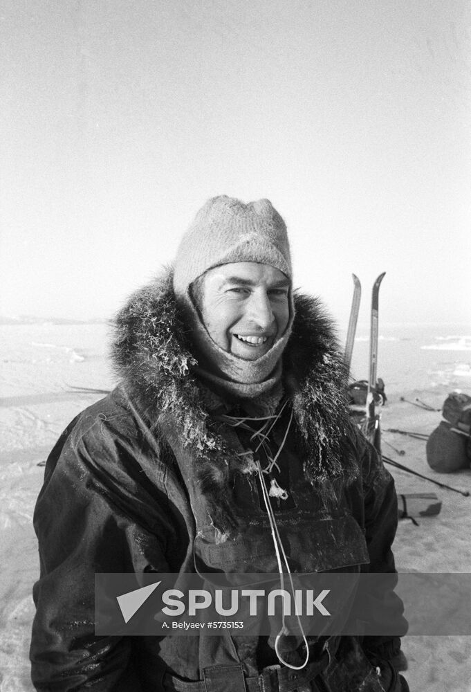 International skiing expedition USSR-North Pole-Canada