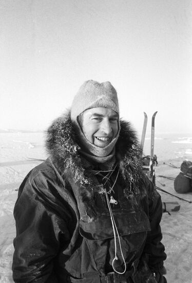 International skiing expedition USSR-North Pole-Canada