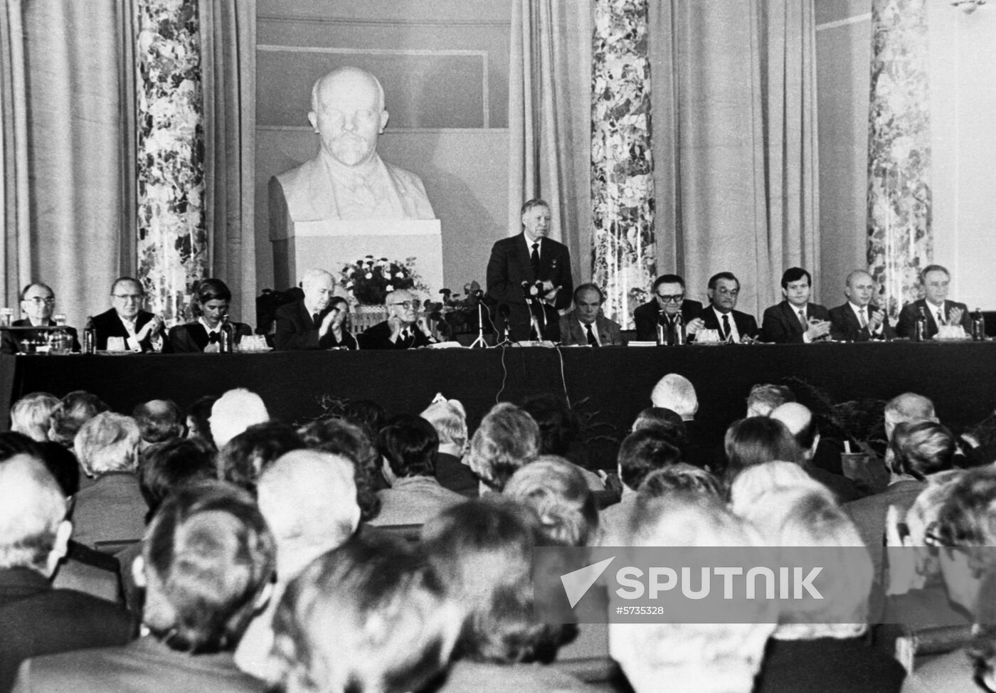 Karpinsky Prize presented to Yevgeny Velikhov