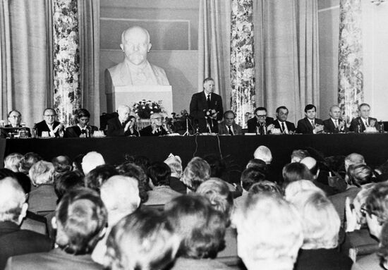 Karpinsky Prize presented to Yevgeny Velikhov