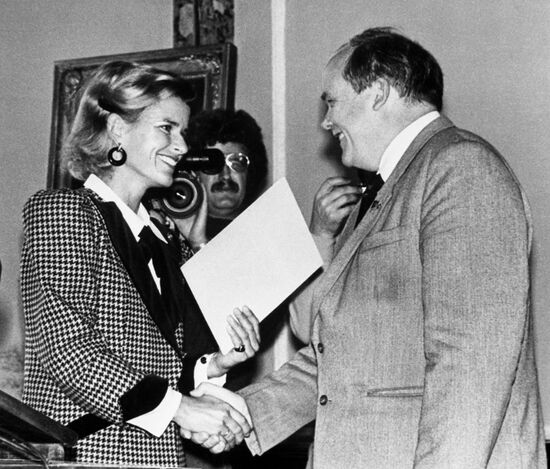 Yevgeny Velikhov receives Karpinsky Prize