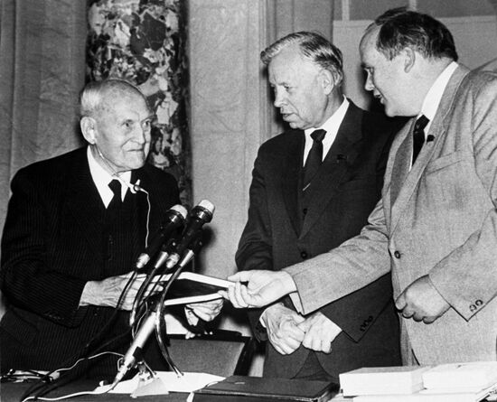Karpinskly Prize awarded to Yevgeny Velikhov