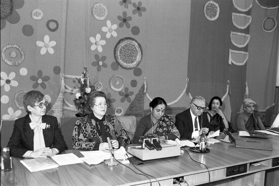 News conference devoted to exhibition Women of India