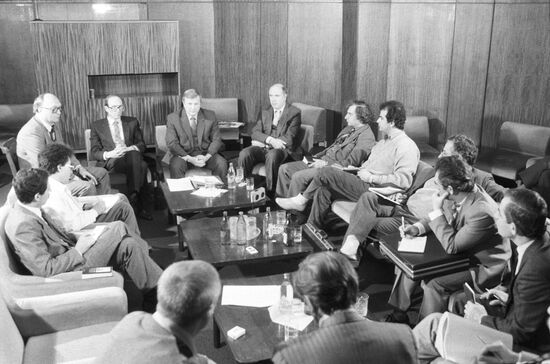 Round table discussion on Middle East in APN