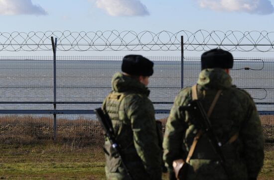 Russia Crimea Ukraine Border Fence