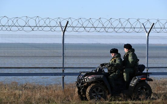 Russia Crimea Ukraine Border Fence
