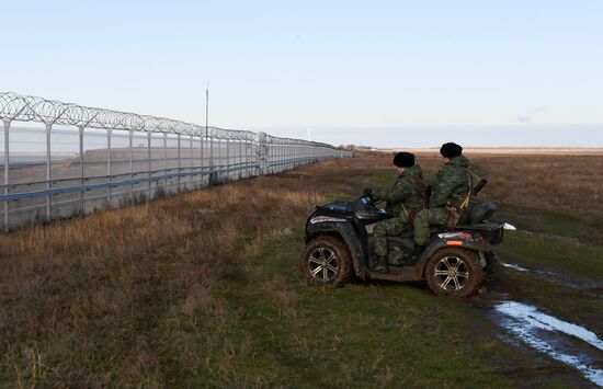 Russia Crimea Ukraine Border Fence