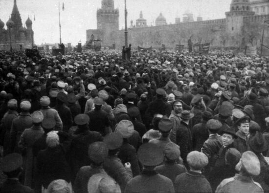 Moscow celebrates May Day, 1917