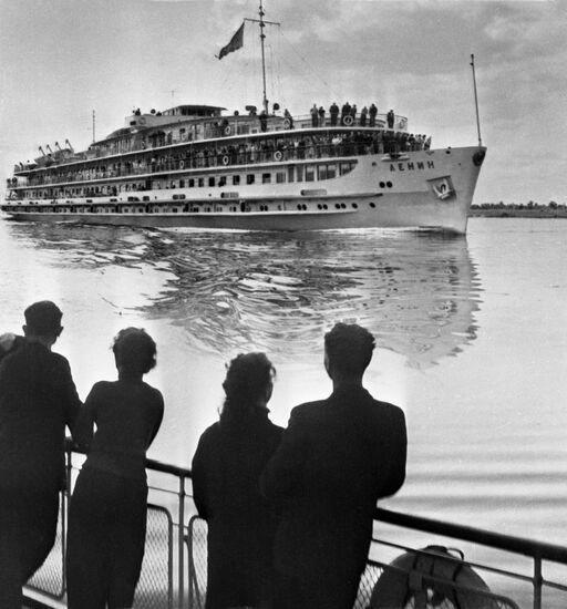 Diesel-electric ship Lenin