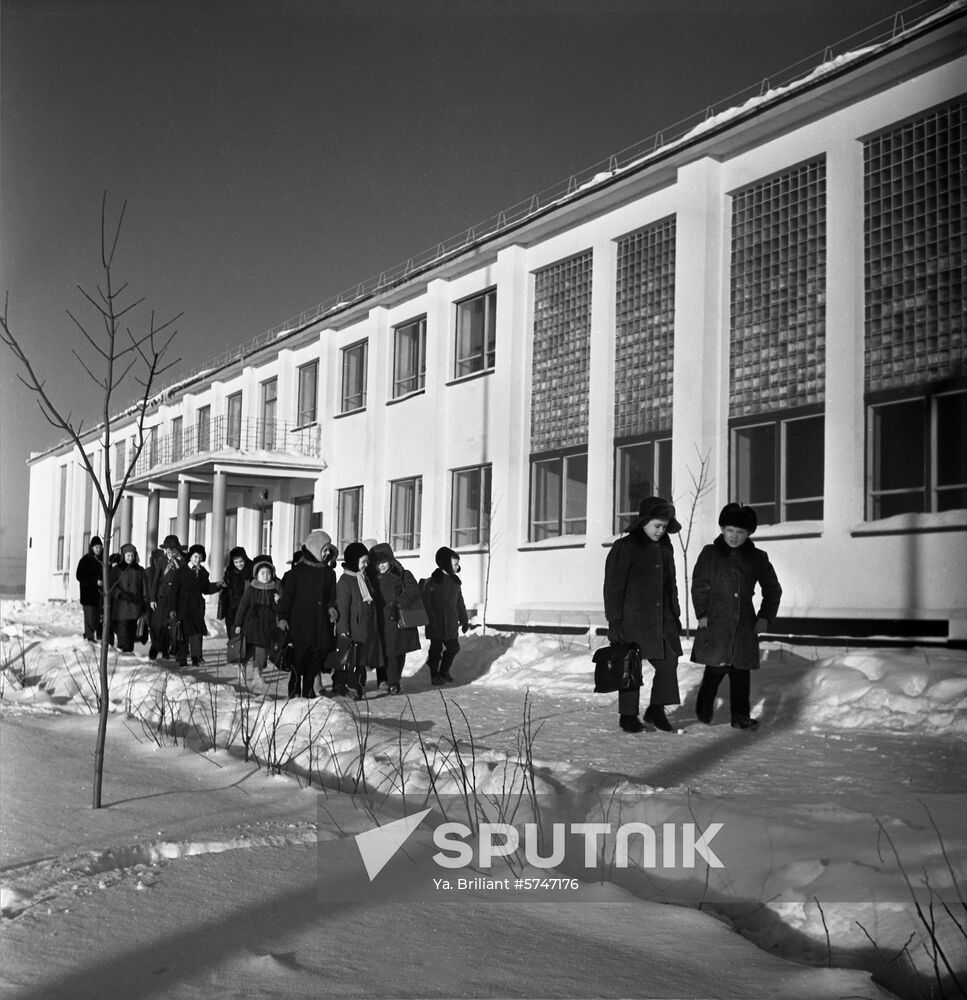 Schoolchildren go home after school