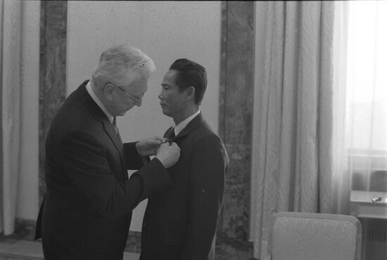 Lao Ambassador to USSR receives Order of Friendship
