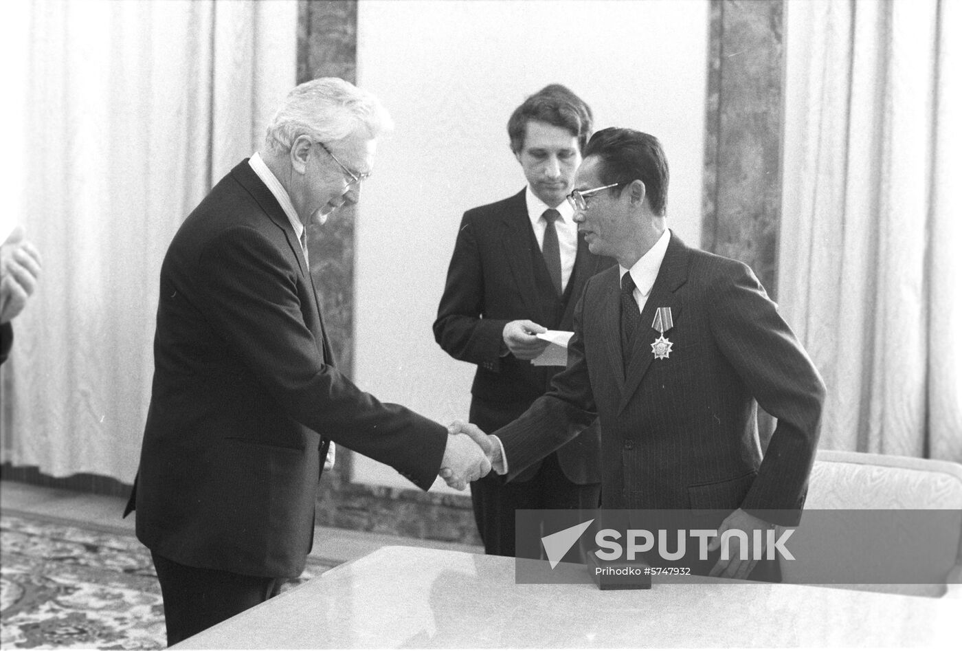 Lao Ambassador to USSR receives Order of Friendship
