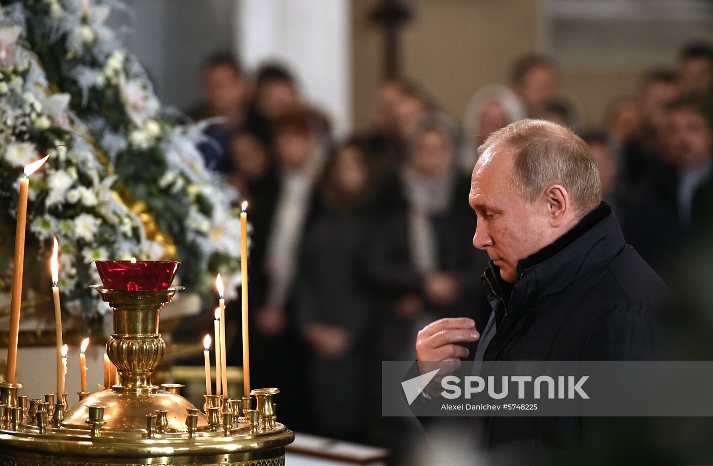 Russian President Putin attends Christmas service