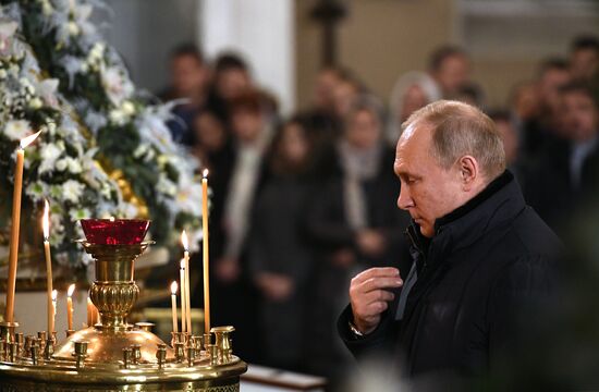Russian President Putin attends Christmas service