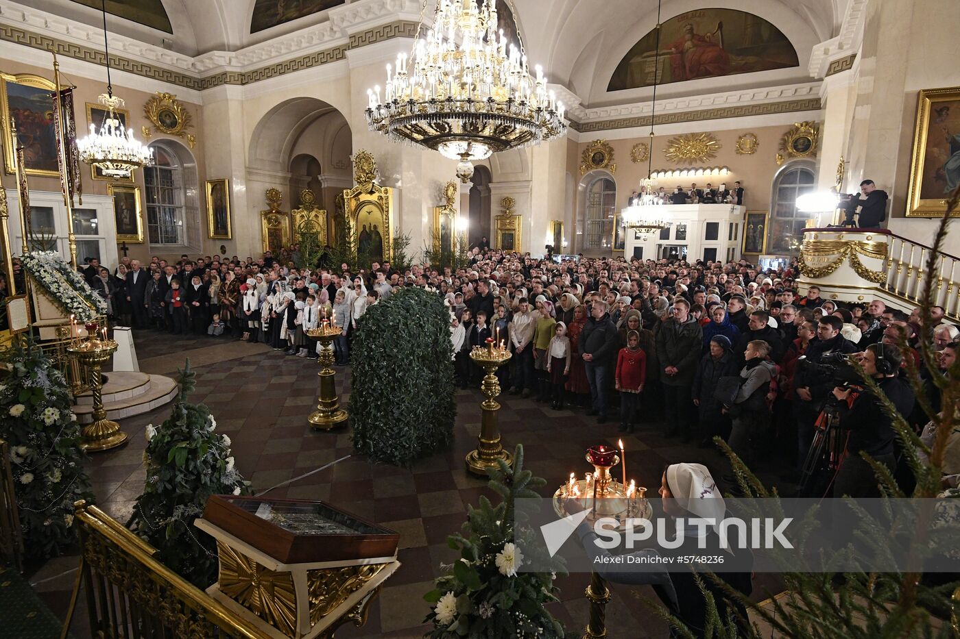 Russian President Putin attends Christmas service