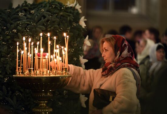 Russian President Putin attends Christmas service