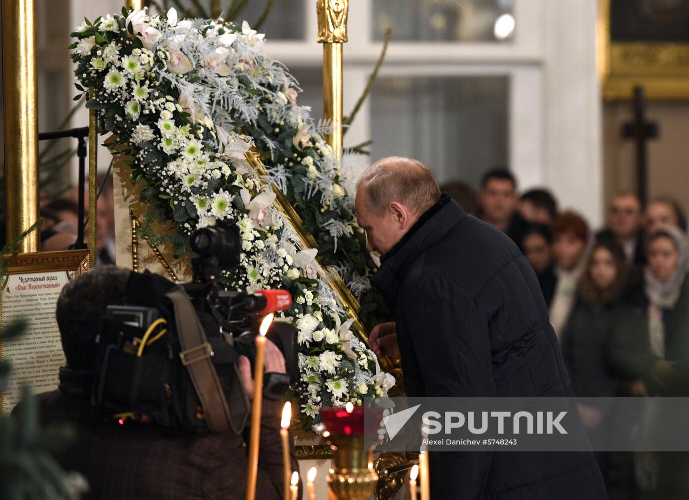 Russian President Putin attends Christmas service