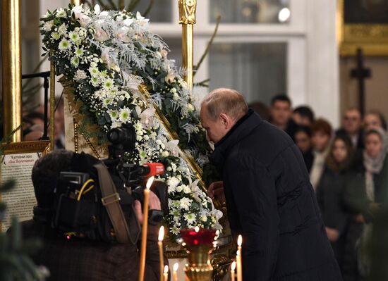 Russian President Putin attends Christmas service